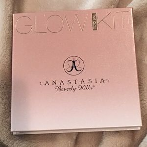 Anastasia Beverly Hills “That Glow” Glow kit